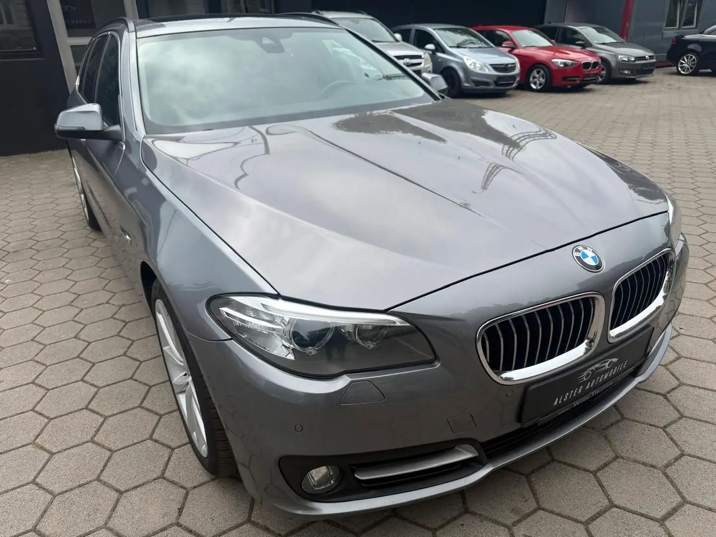BMW 525 Baureihe 5 Touring 525 d xDrive, Vollaustat* Grijs - 1