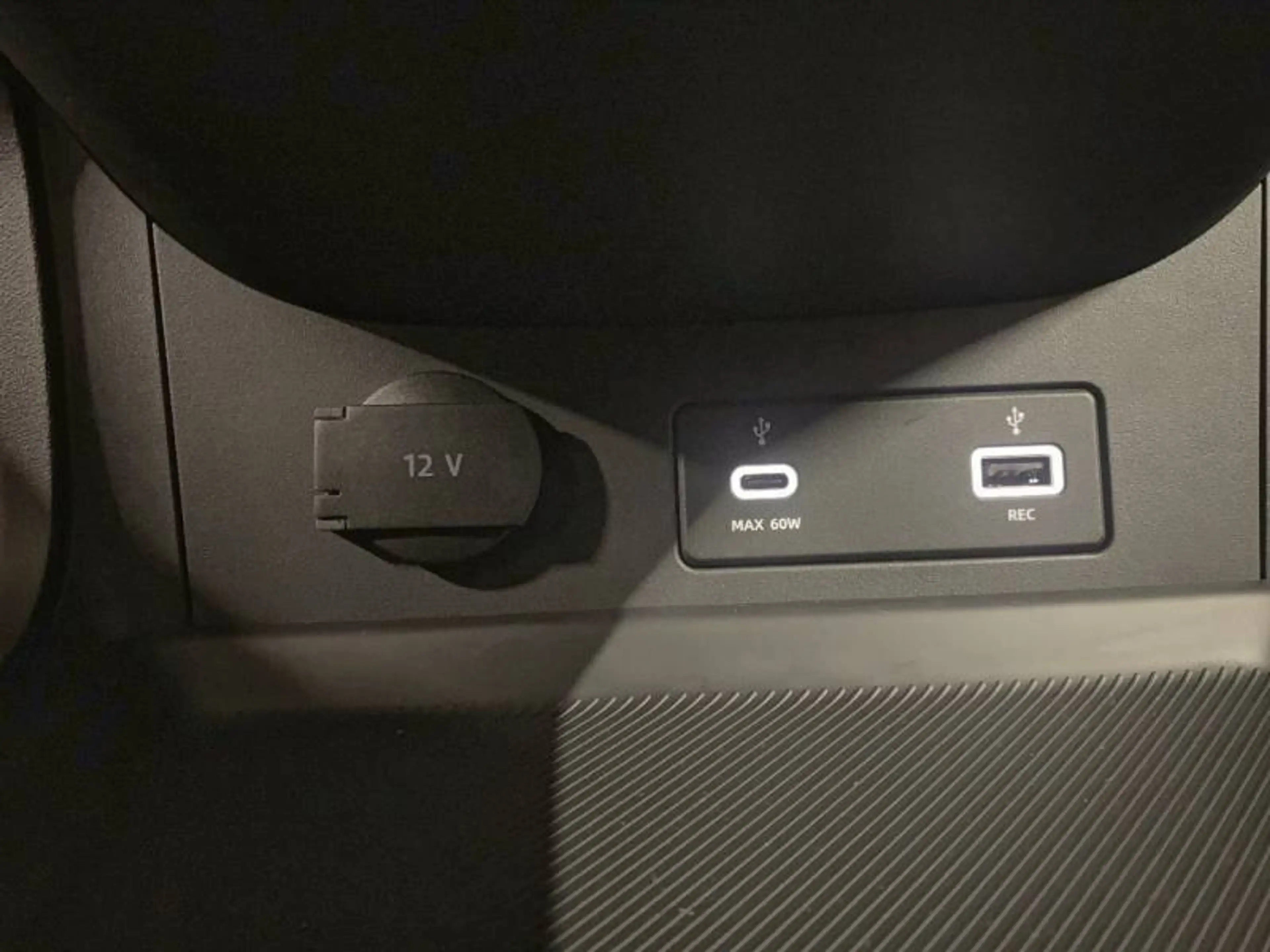 Leapmotor C10 1 REEV Design — photo 15