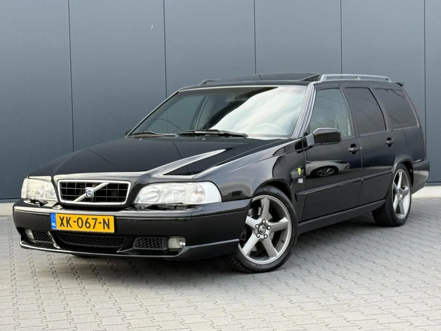 Volvo V70 2.3 R 240PK 208DKM - Schuifdak - Unieke Auto - Ori Schwarz - 1
