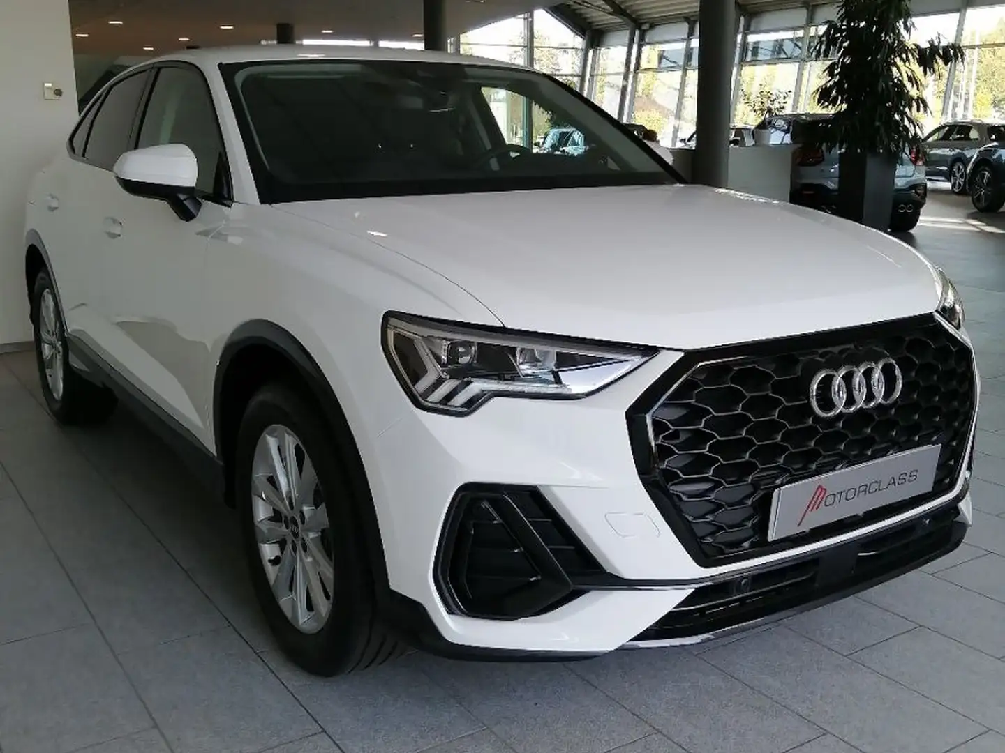 Audi Q3 sportback 35 1.5 tfsi business plus Weiß - 2