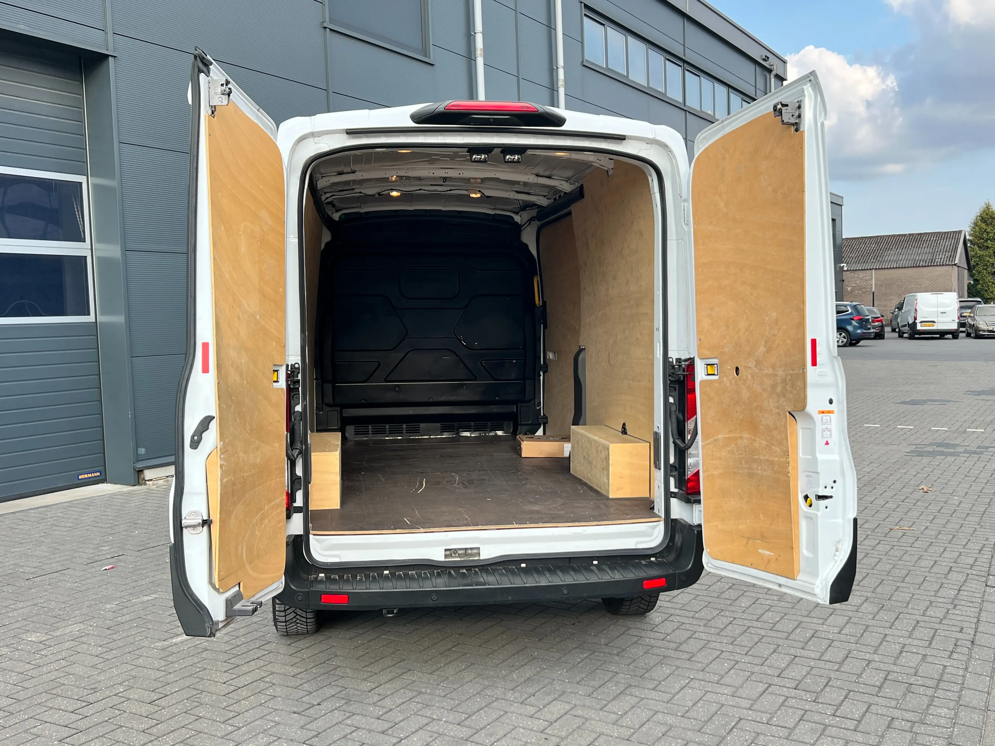Ford E-Transit 390 L3H2 Trend 68kWh — photo 9