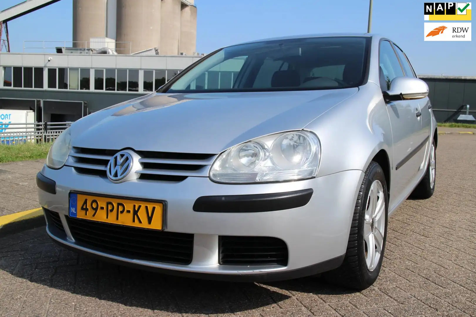 Volkswagen Golf 1.6 FSI _AUTOMAAT_AIRCO_5 DEURS_NETTE AUTO Gri - 1