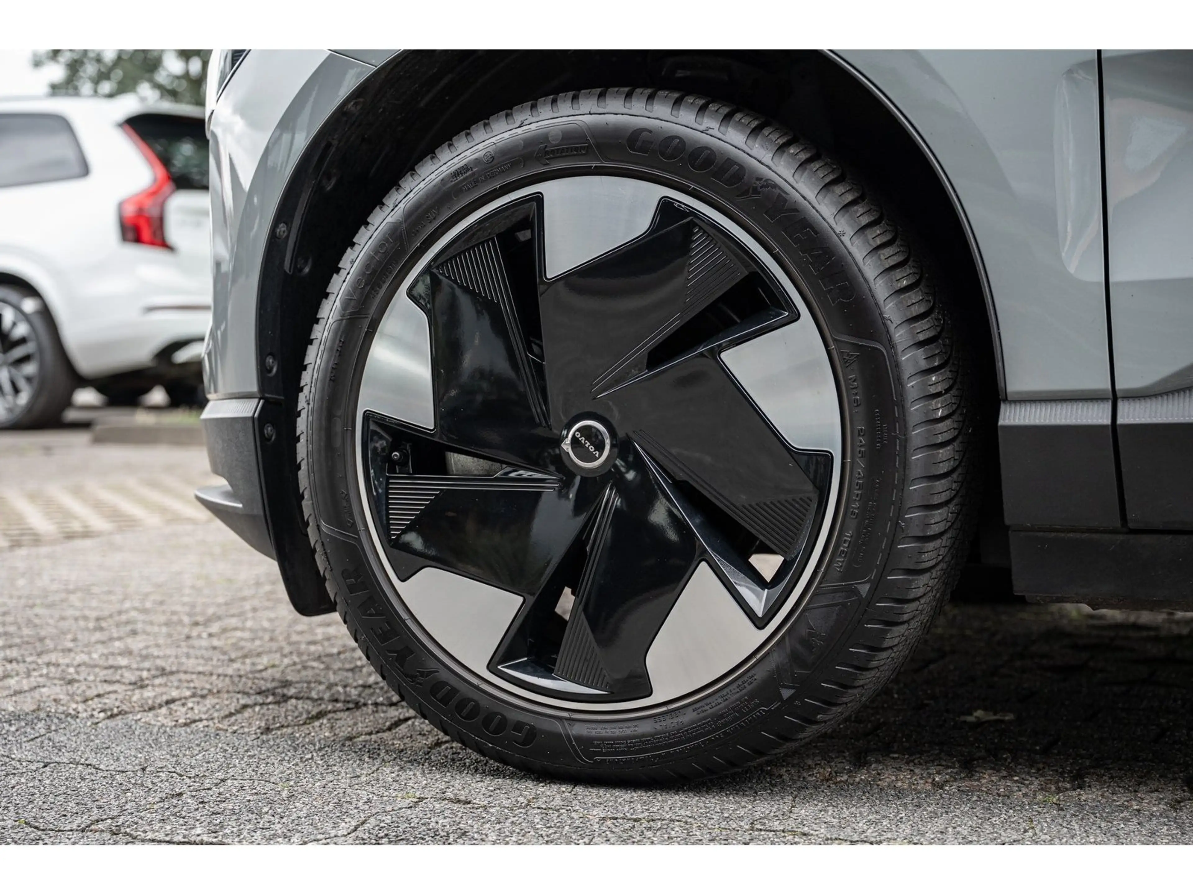 Volvo EX30 Extended Range Plus — photo 6