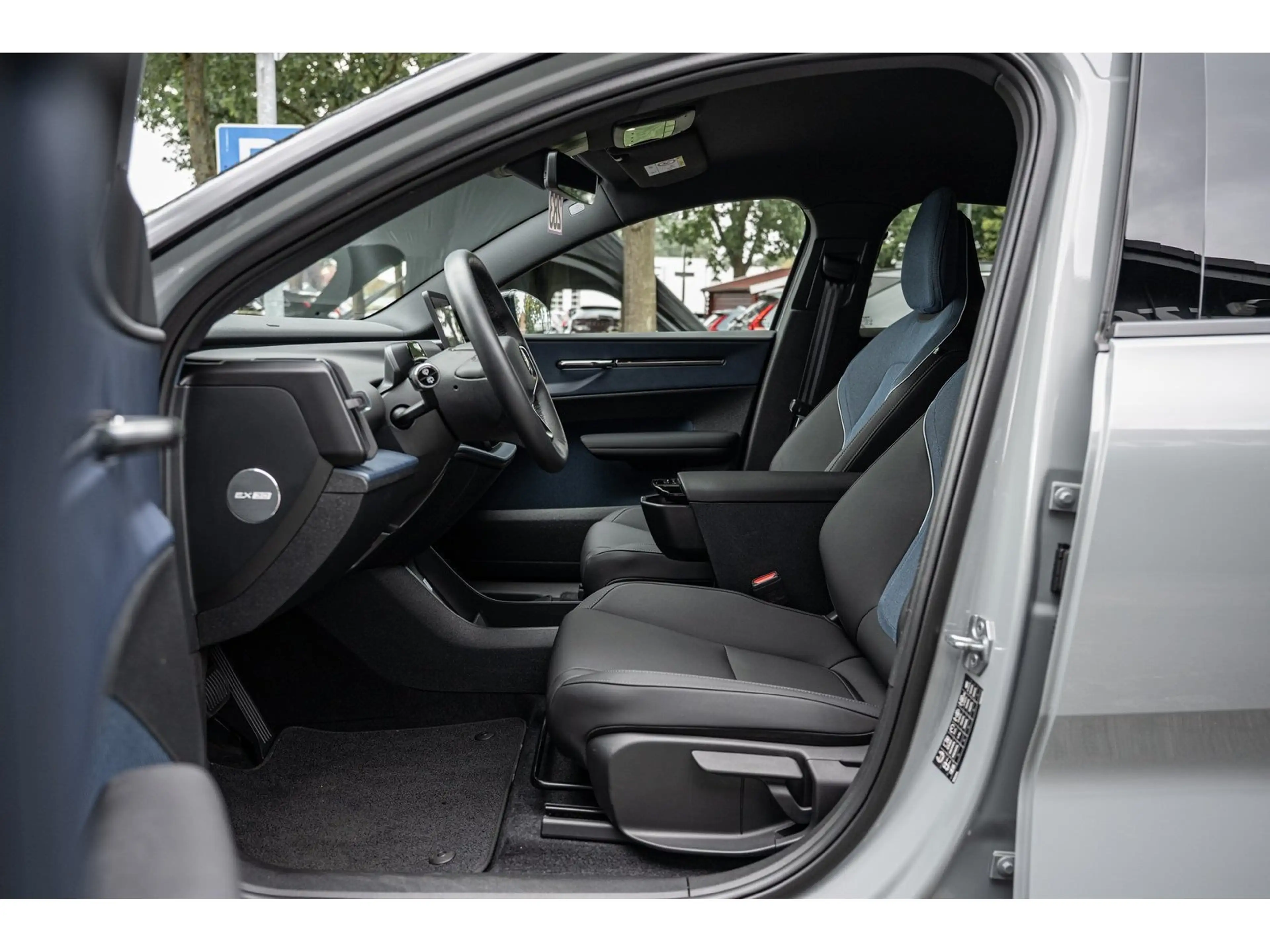 Volvo EX30 Extended Range Plus — photo 13
