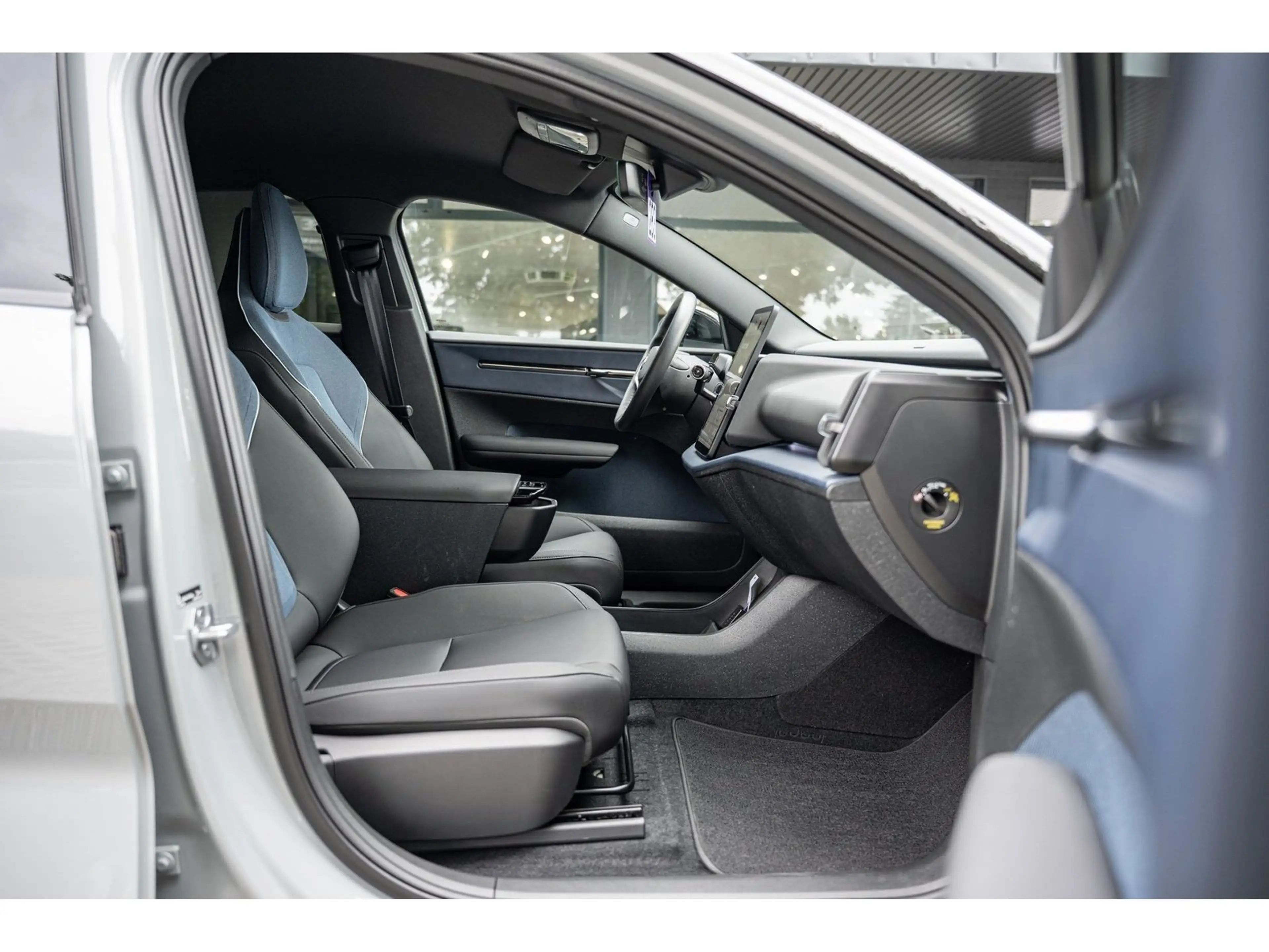 Volvo EX30 Extended Range Plus — photo 7