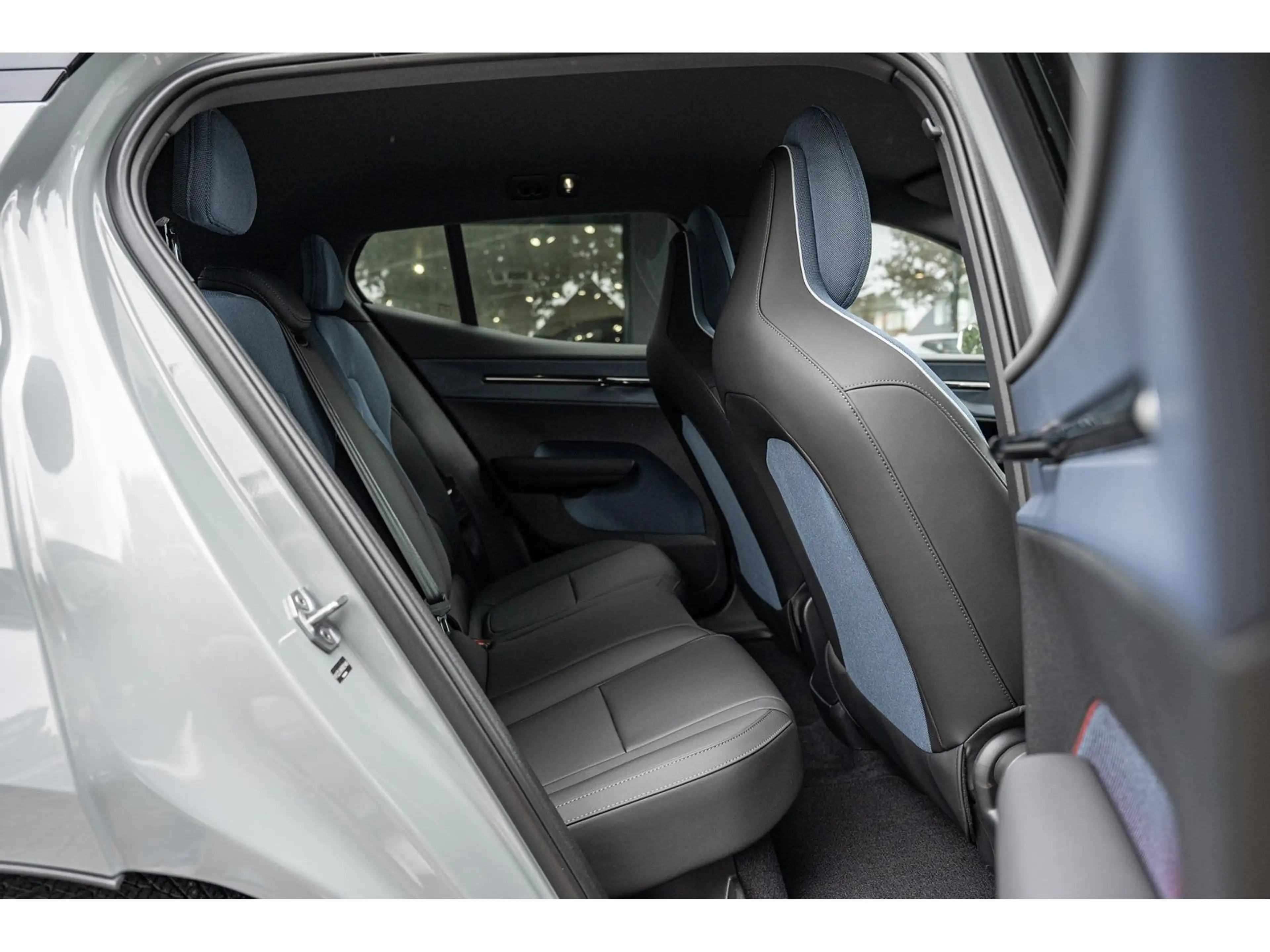 Volvo EX30 Extended Range Plus — photo 8
