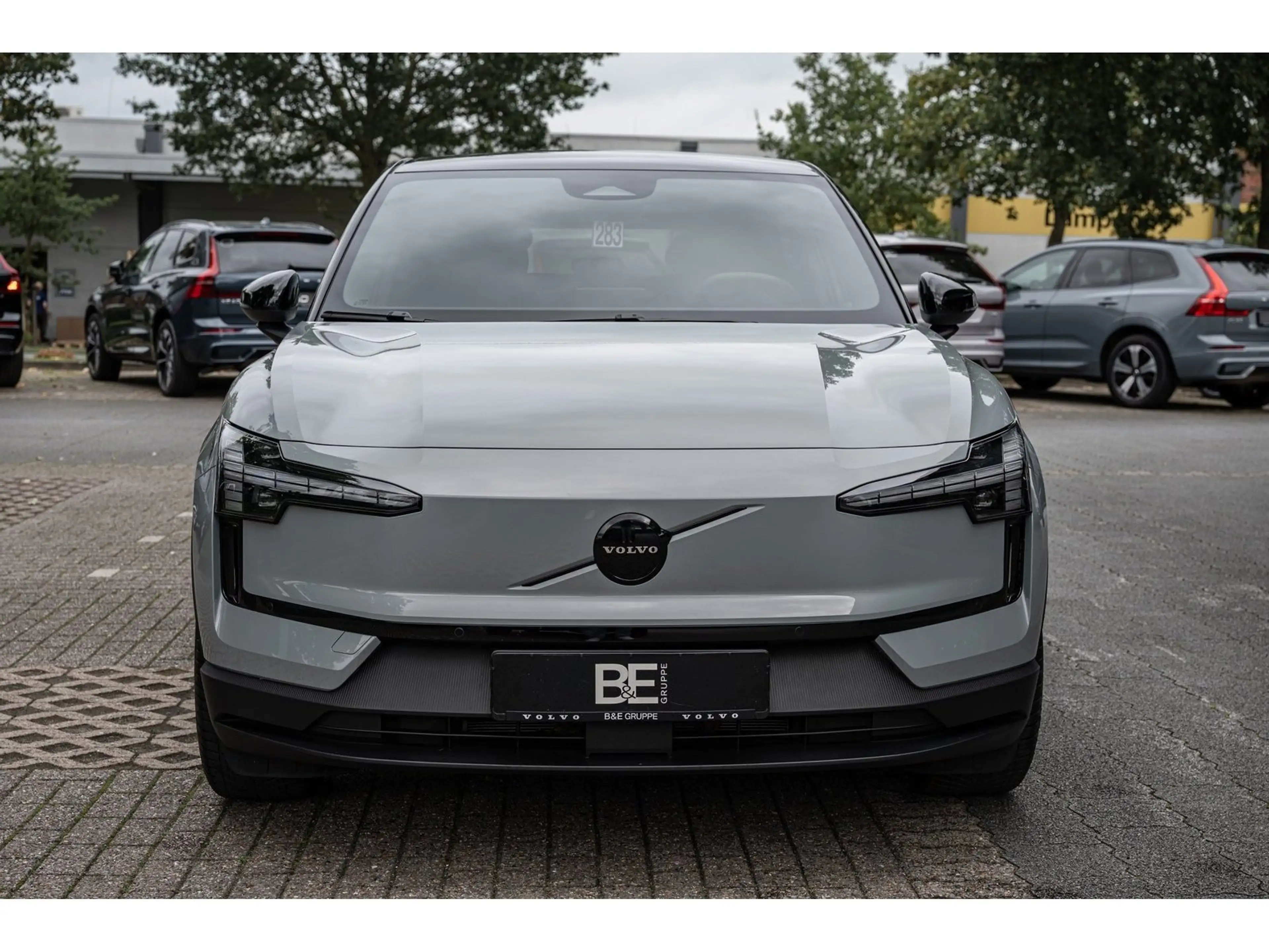 Volvo EX30 Extended Range Plus — photo 2