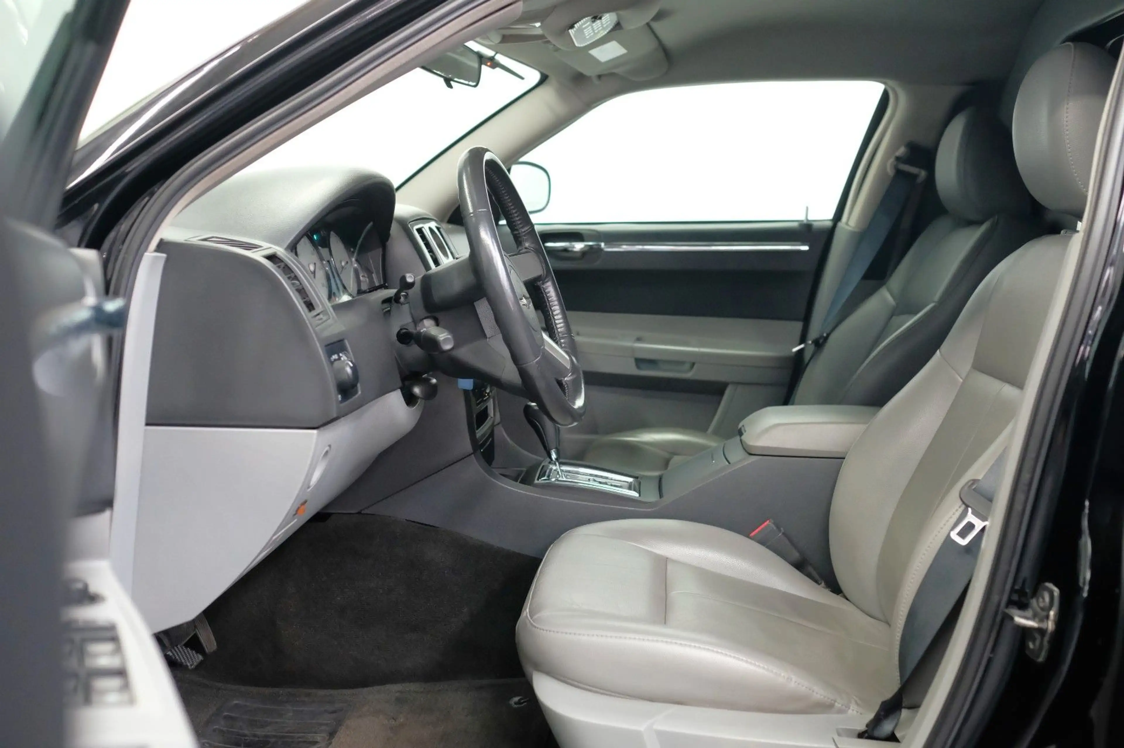 Chrysler 300C Stretch Limousine 120 Krystal Coach — photo 12