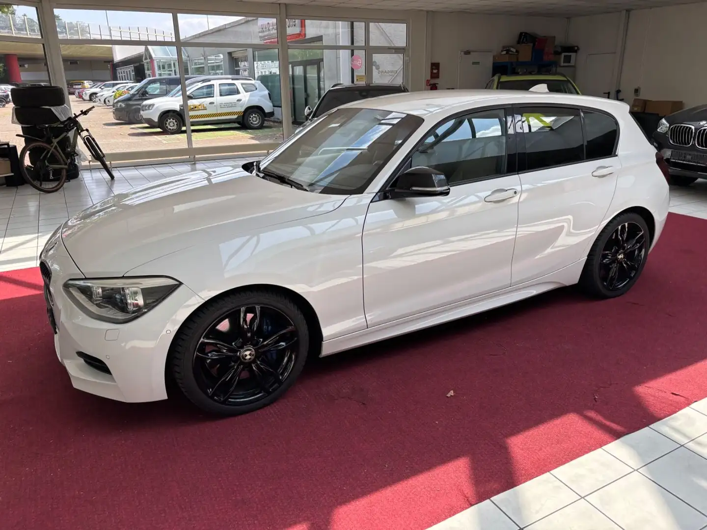 BMW 135 i xDrive NAVI+LEDER+BI-XENON+H&K+KAM+SHZ+DAB Weiß - 1