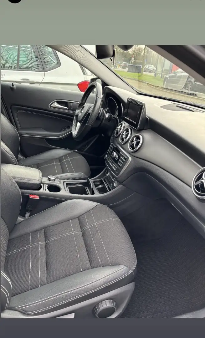 Mercedes-Benz GLA 200 Ambition NIght Pakket Grijs - 1