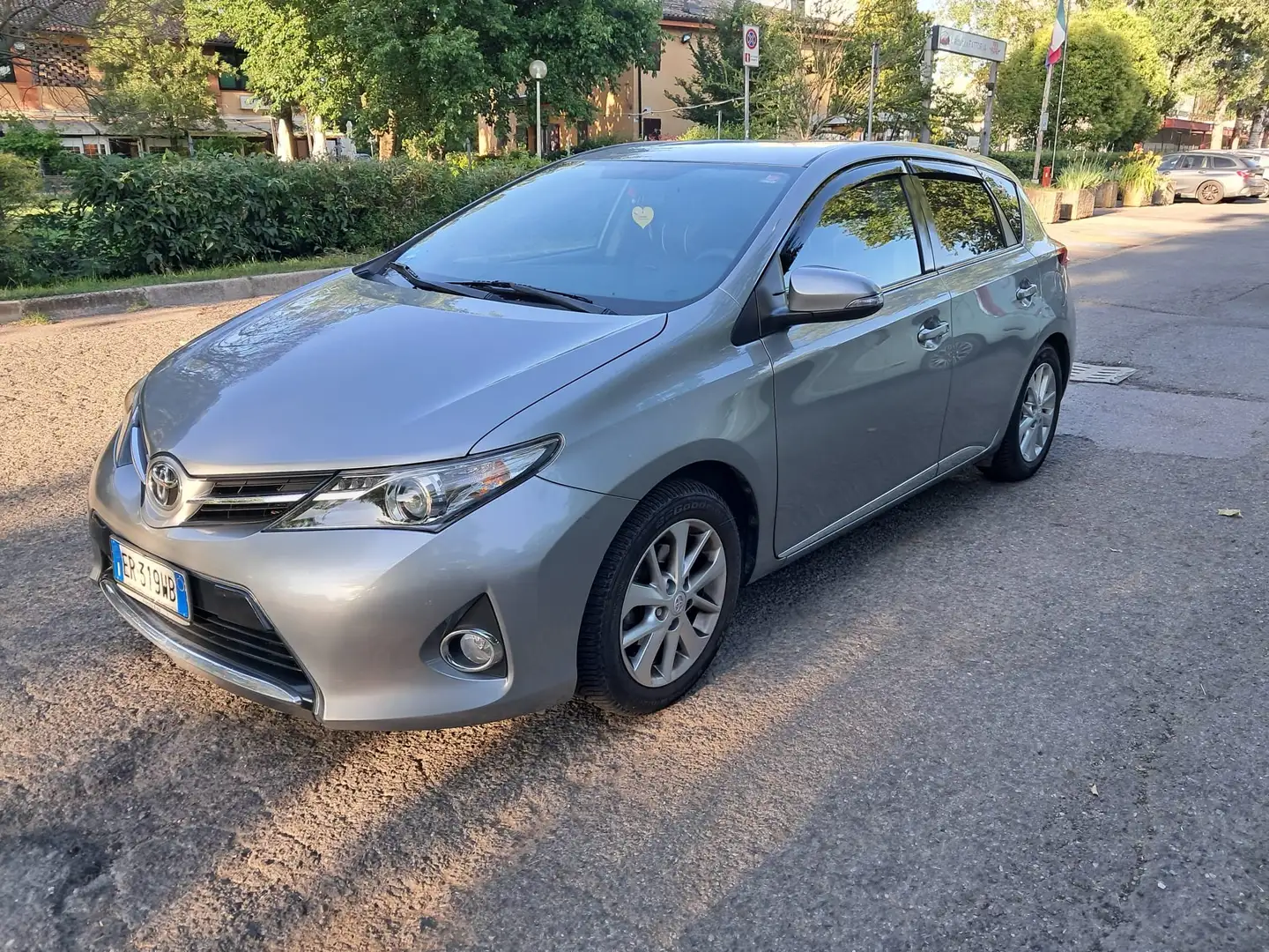 Toyota Auris 1.4  d active Grigio - 2