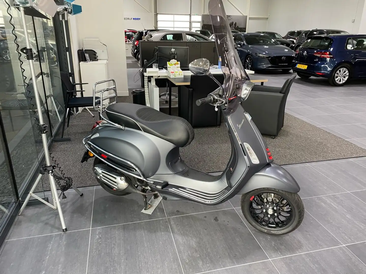 Piaggio Vespa Sprint 4T Sport + Alarm + Diverse Accessoire Grijs - 2