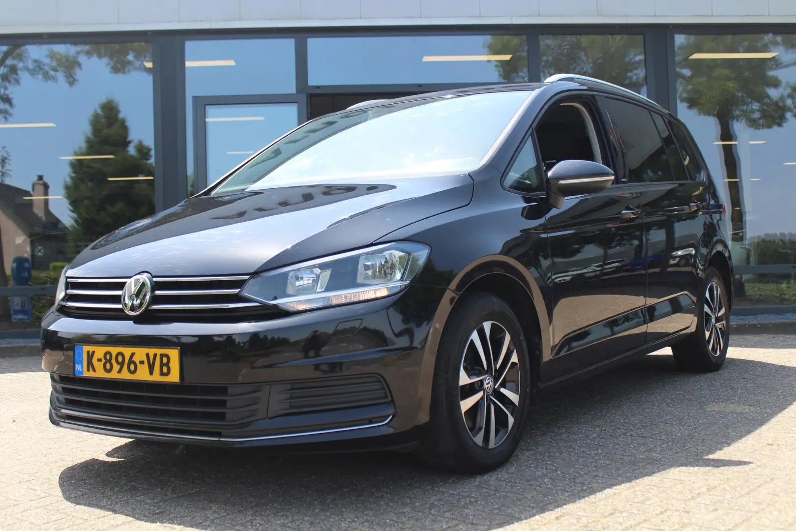 Volkswagen Touran 1.5 TSI Highline 7p Zwart - 2