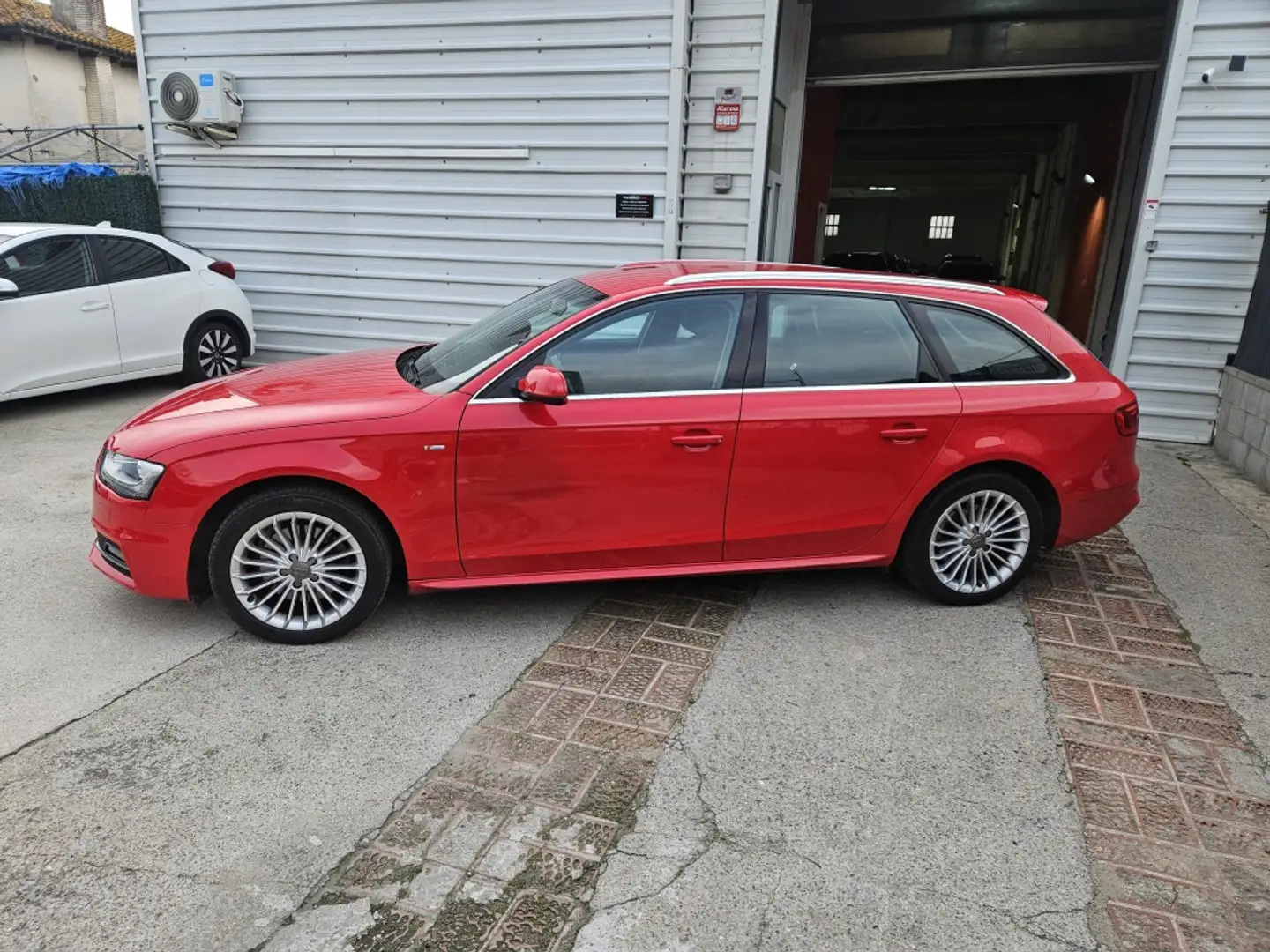 Audi A4 Avant 2.0TDI DPF S line edition 150 Rouge - 2