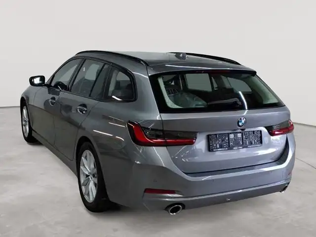 BMW 3 Series view 5
