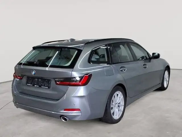 BMW 3 Series view 4