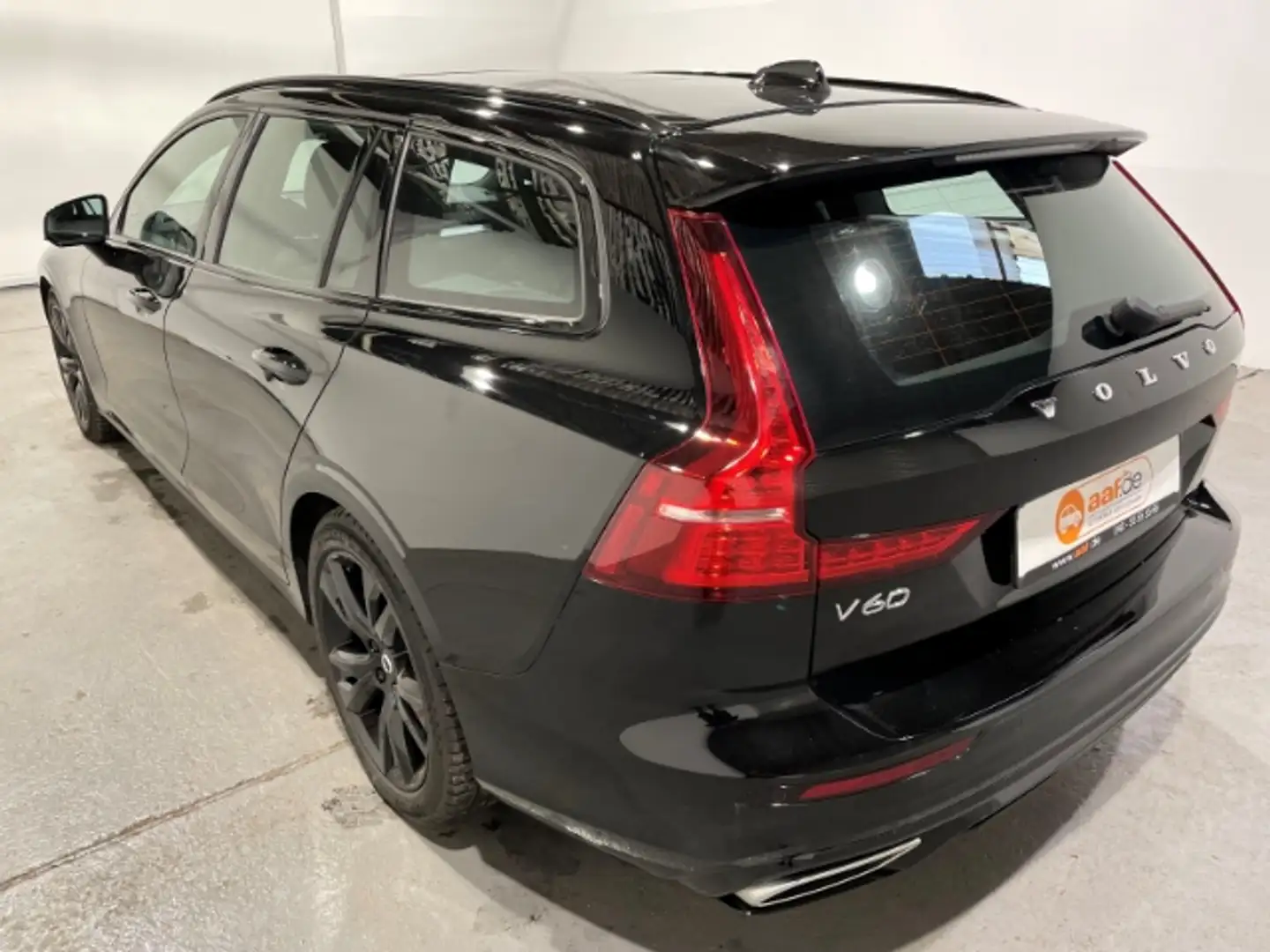 Volvo V60 D3 R Design Automatik EU6d-T Leder Navi LED Pano Чёрный - 2