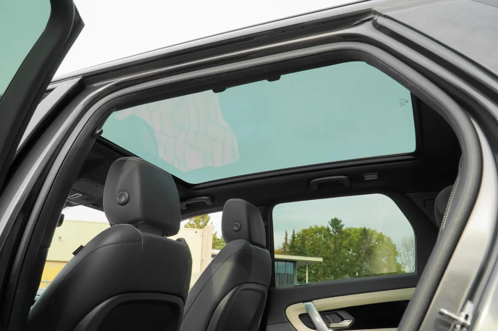 Land Rover Discovery Sport D150 2.0 R-Dynamic HSE 1STE. EIG. Grijs - 2