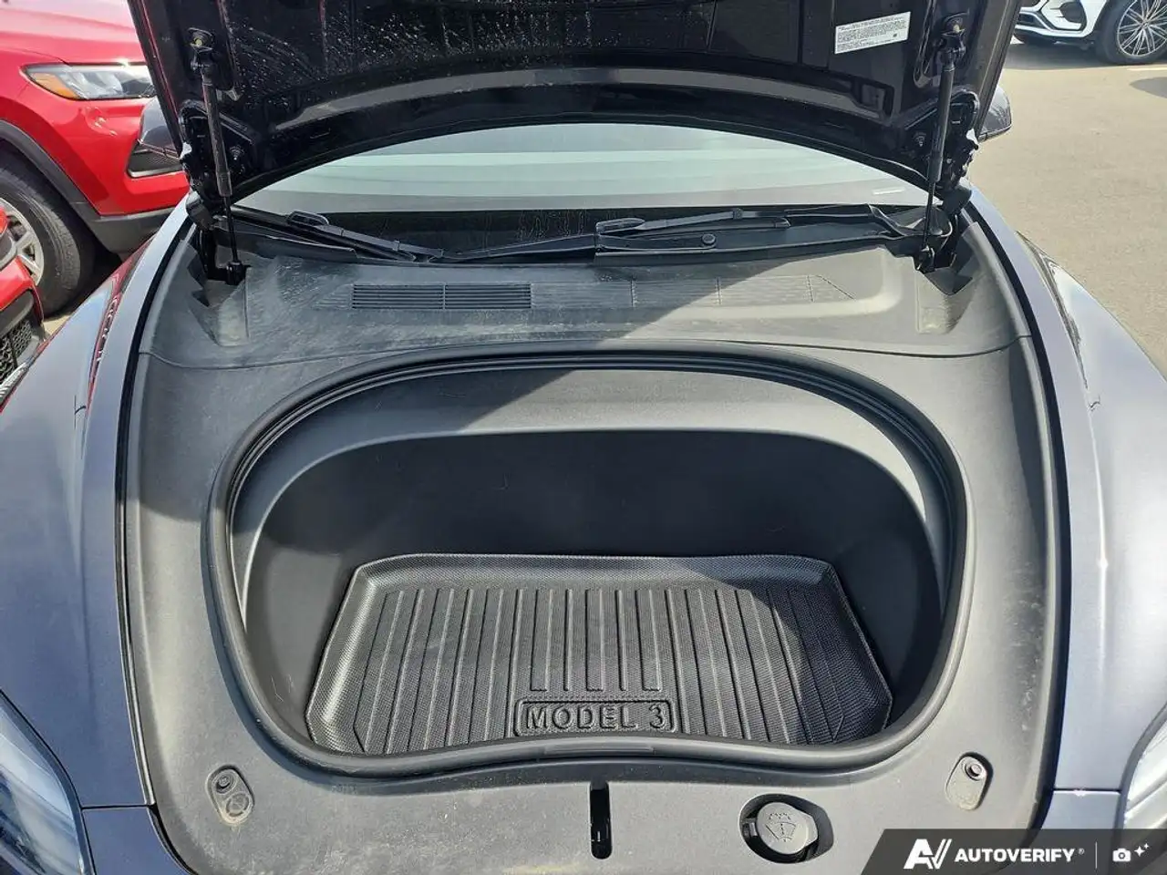 Tesla Model 3 снимка Tesla Model 3