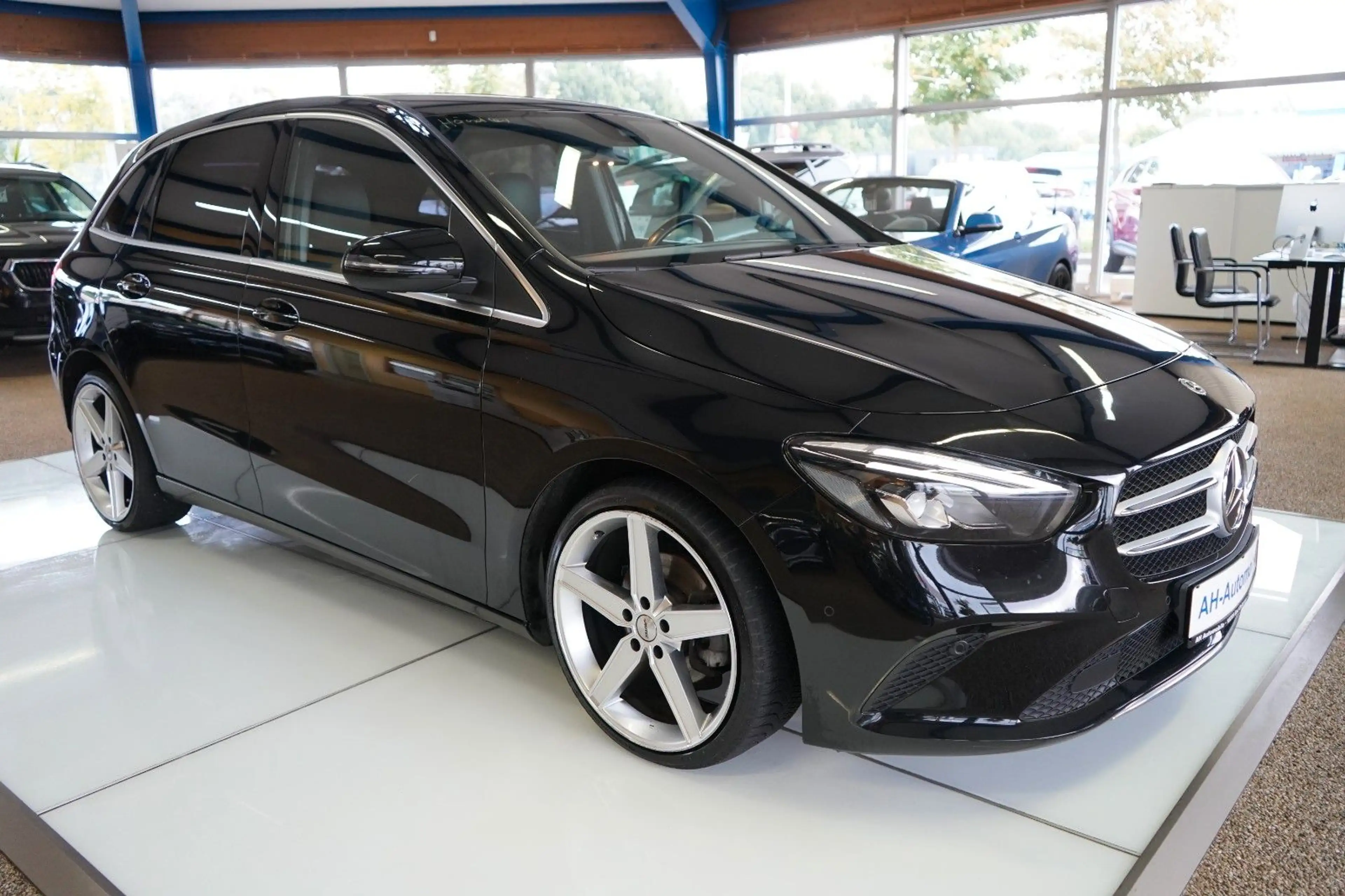 Mercedes-Benz B 180 d AUTOMATIK / XENON / NAVI / TEIL-LEDER — photo 2