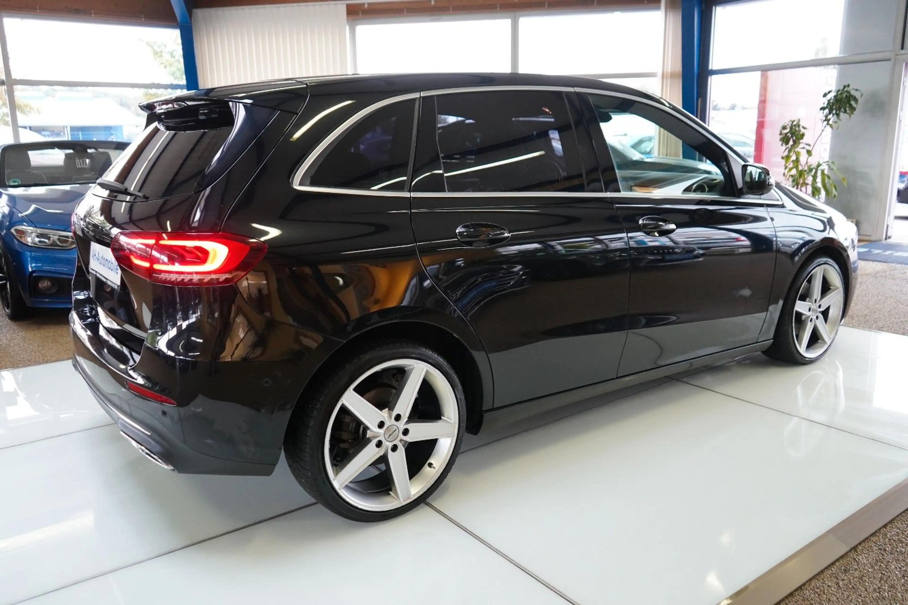 Mercedes-Benz B 180 d AUTOMATIK / XENON / NAVI / TEIL-LEDER — photo 4