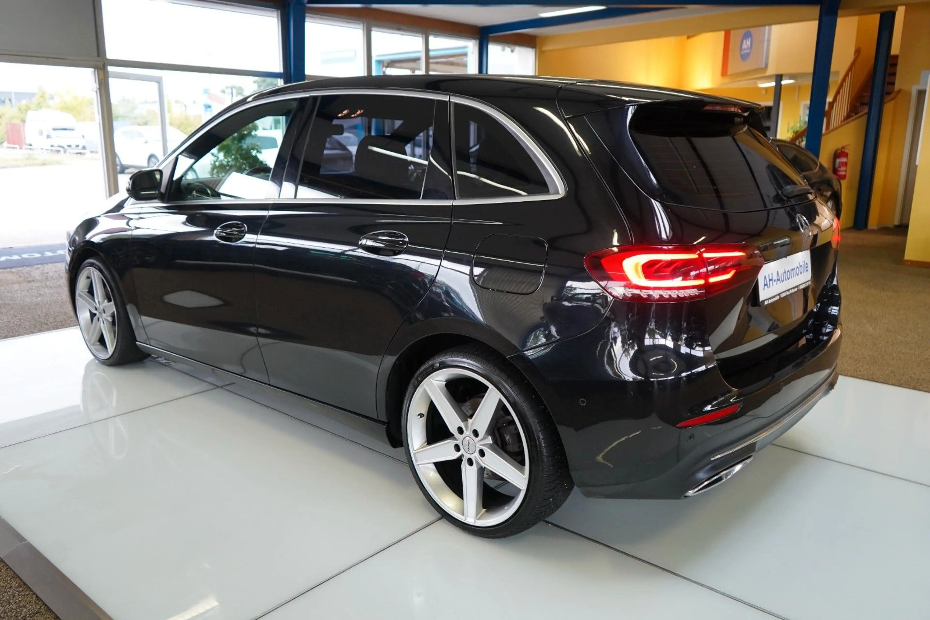 Mercedes-Benz B 180 d AUTOMATIK / XENON / NAVI / TEIL-LEDER — photo 3