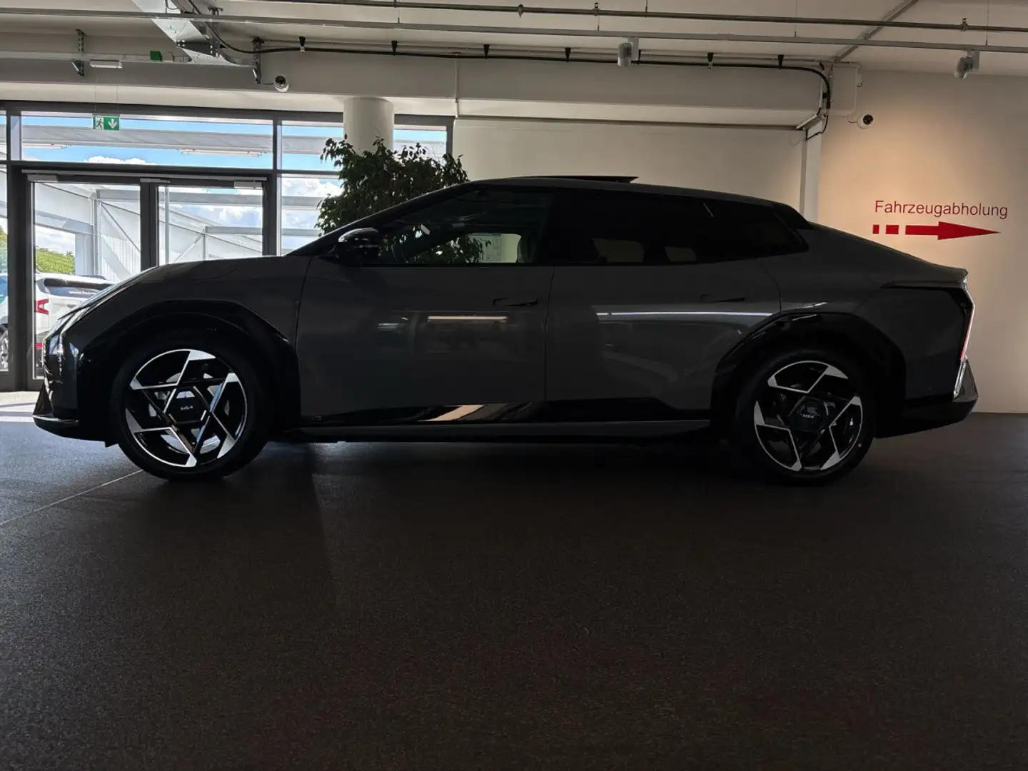 Kia EV4 Fastback 81.4 GTL Glasdach Navi Sitzheizung Gris - 2