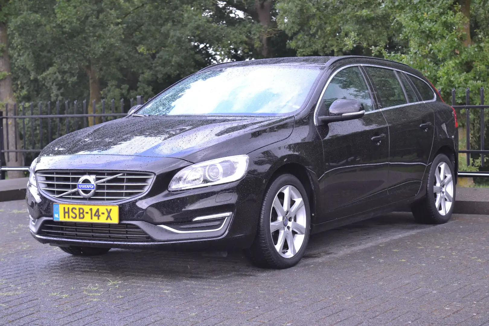 Volvo V60 2.0 T3 Momentum | Stoelverw | Navi | Trekhaak | PD Zwart - 1