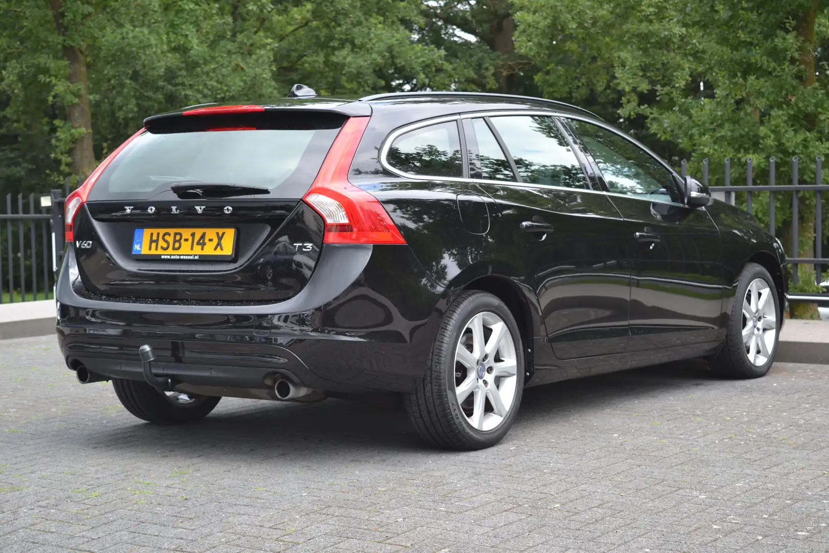 Volvo V60 2.0 T3 Momentum | Stoelverw | Navi | Trekhaak | PD Zwart - 2