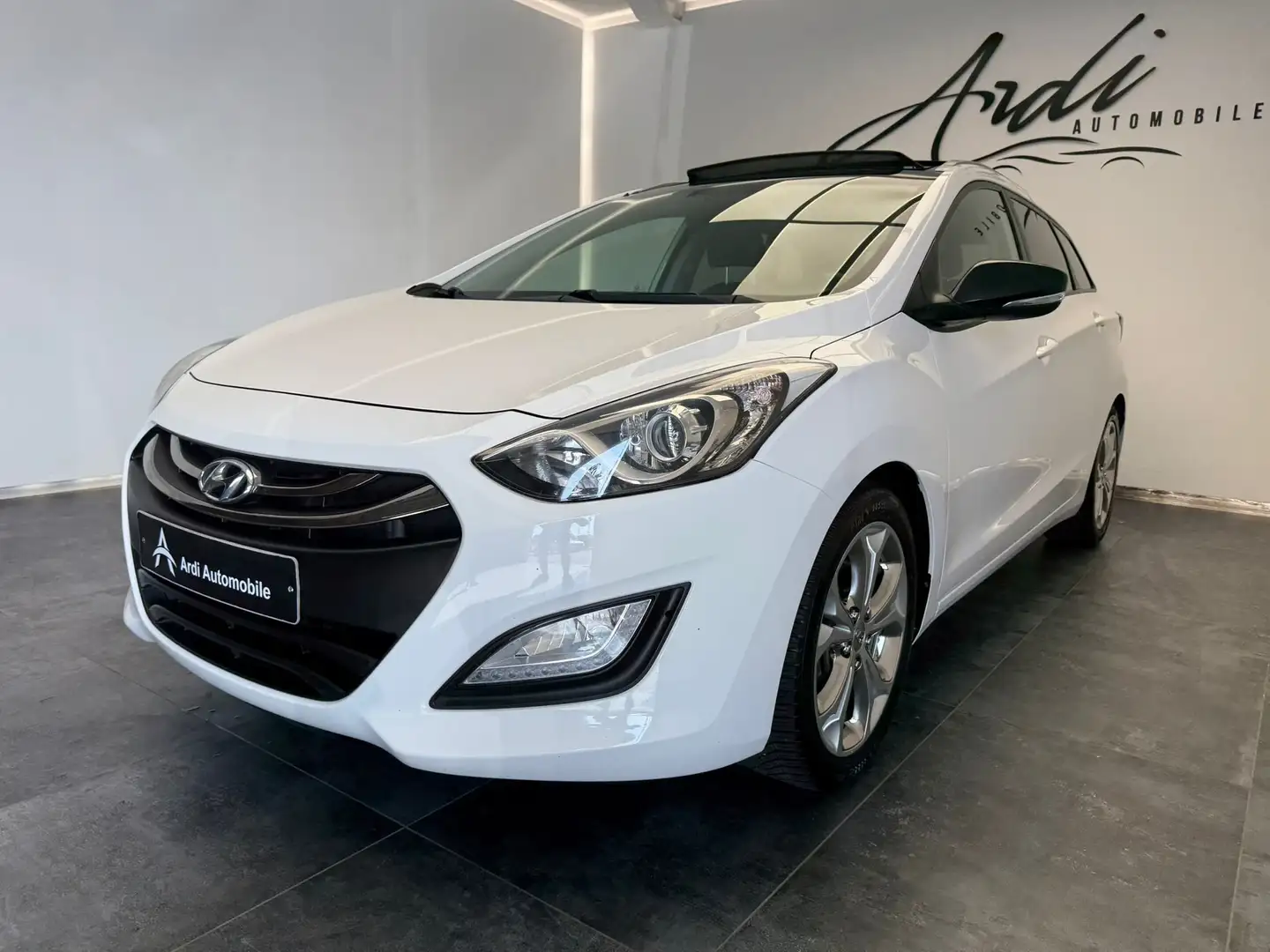 Hyundai i30 SW 1.6 CRDi *GARANTIE*1ER PROP*TOIT OUV*CAMERA*GPS Alb - 1