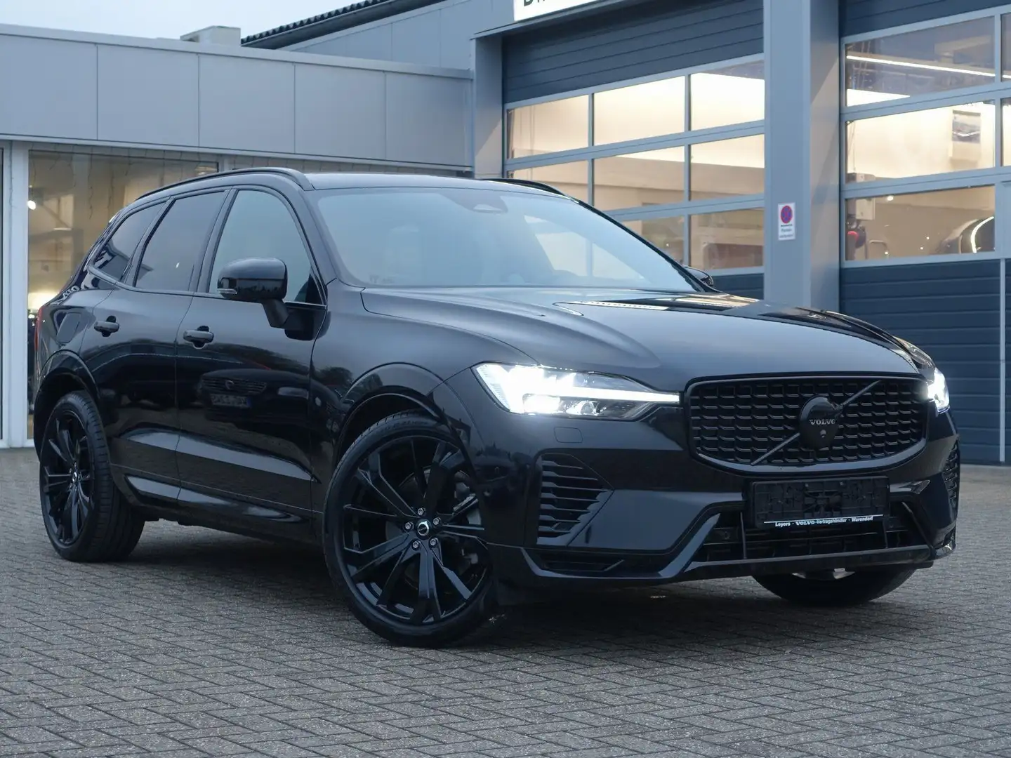 Volvo XC60 Black Edition Ultra T6 AWD PANO/B&W/HUD Schwarz - 2