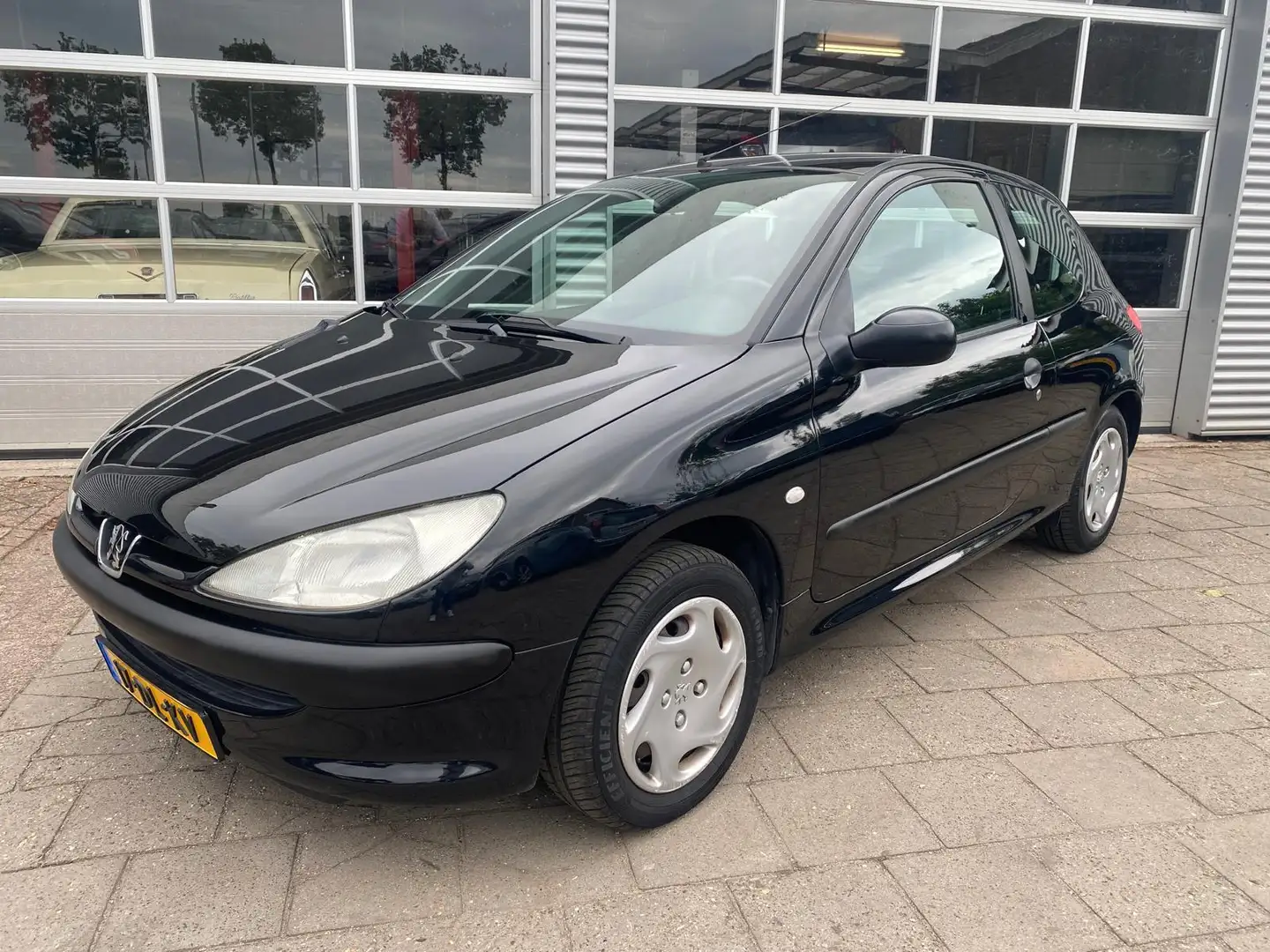 Peugeot 206 1.4 XR 69000 KM APK NIEUW Zwart - 1