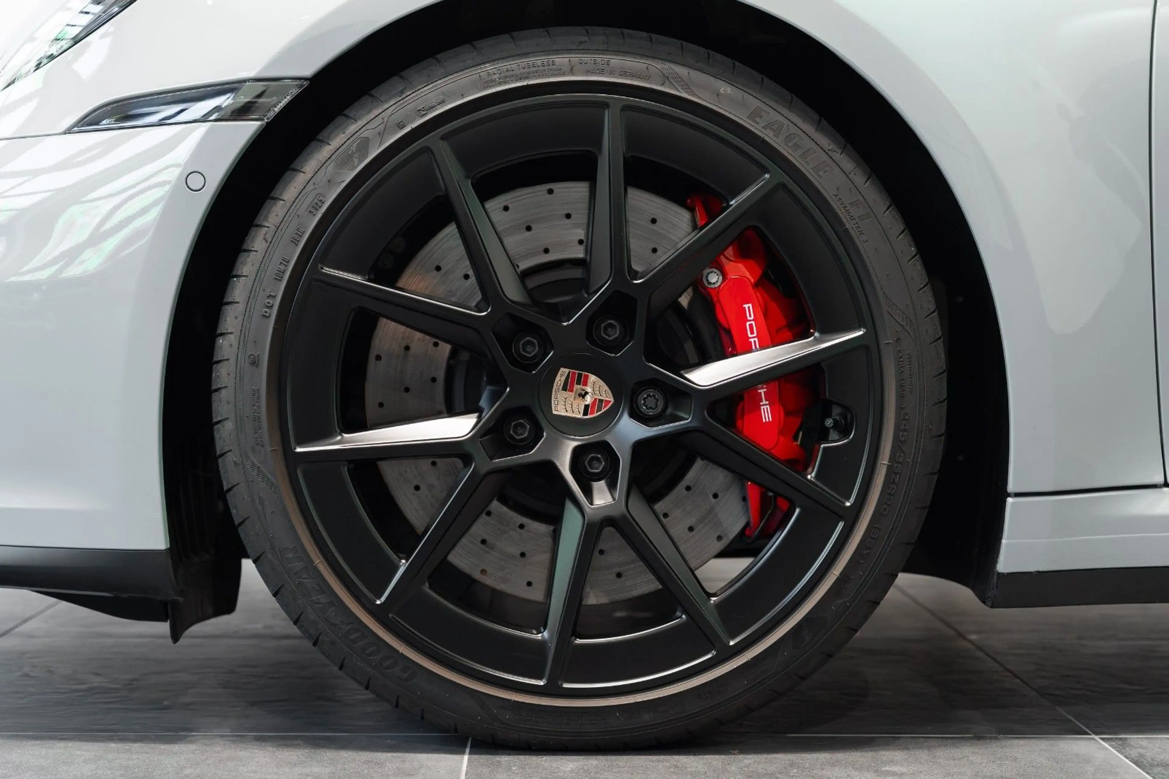 Porsche 992 Targa 4S SportAga I BOSE I 360° I Shadegreen — photo 11