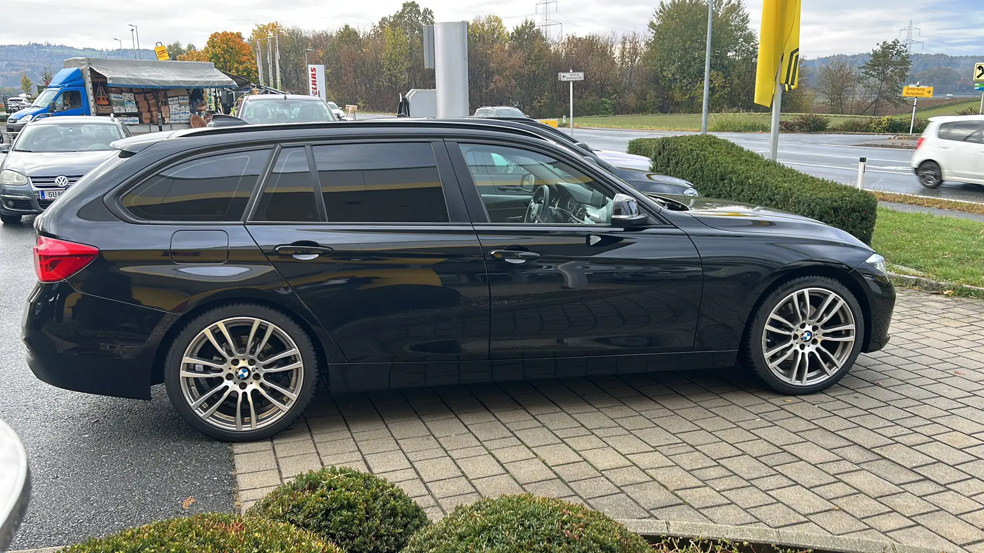 BMW 330 330i xDrive Touring Sport Line Aut. Schwarz - 2