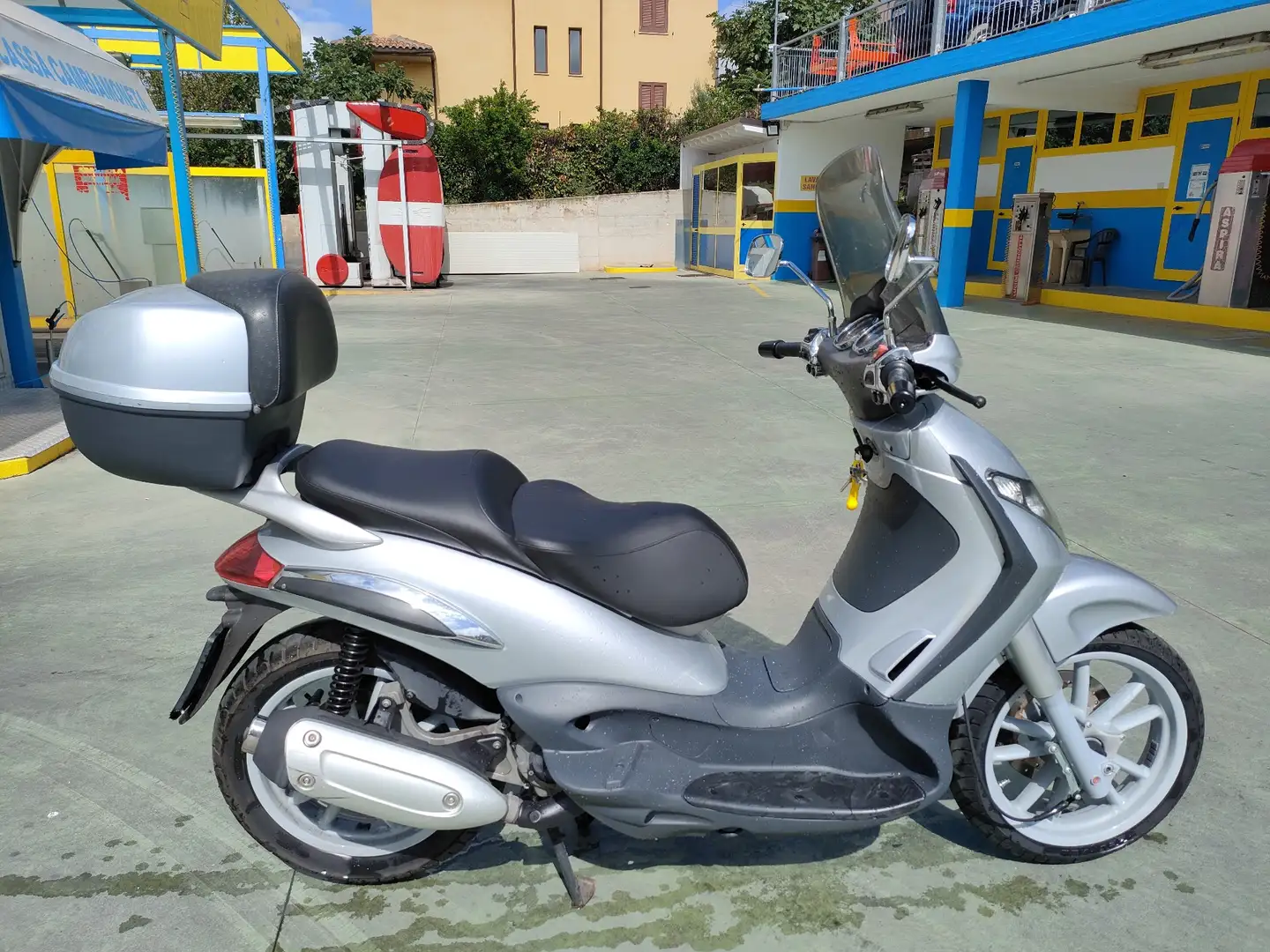Piaggio Beverly 250 Zilver - 2