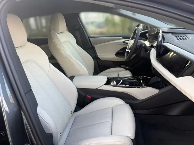 Audi E-Tron view 10