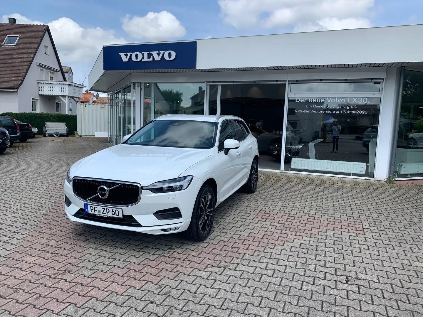 Volvo XC60 Momentum Pro AWD Weiß - 1