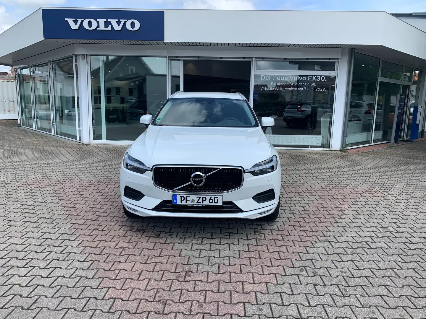 Volvo XC60 Momentum Pro AWD Weiß - 2