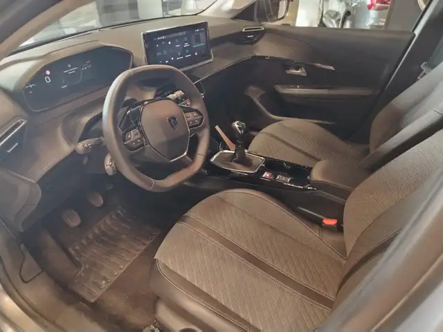 Peugeot 208 view 12
