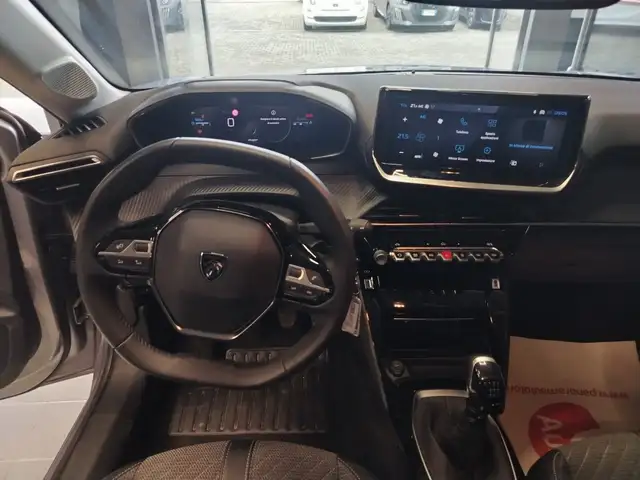 Peugeot 208 view 10