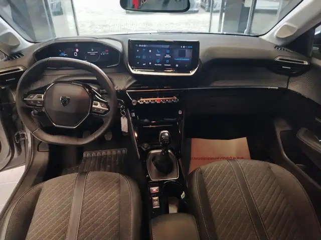 Peugeot 208 view 9