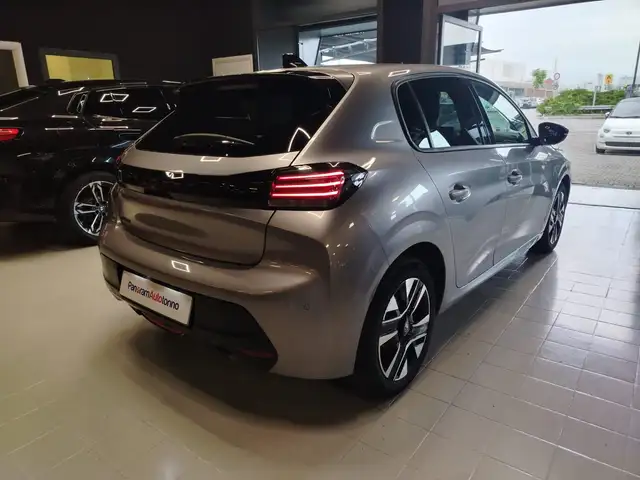 Peugeot 208 view 4