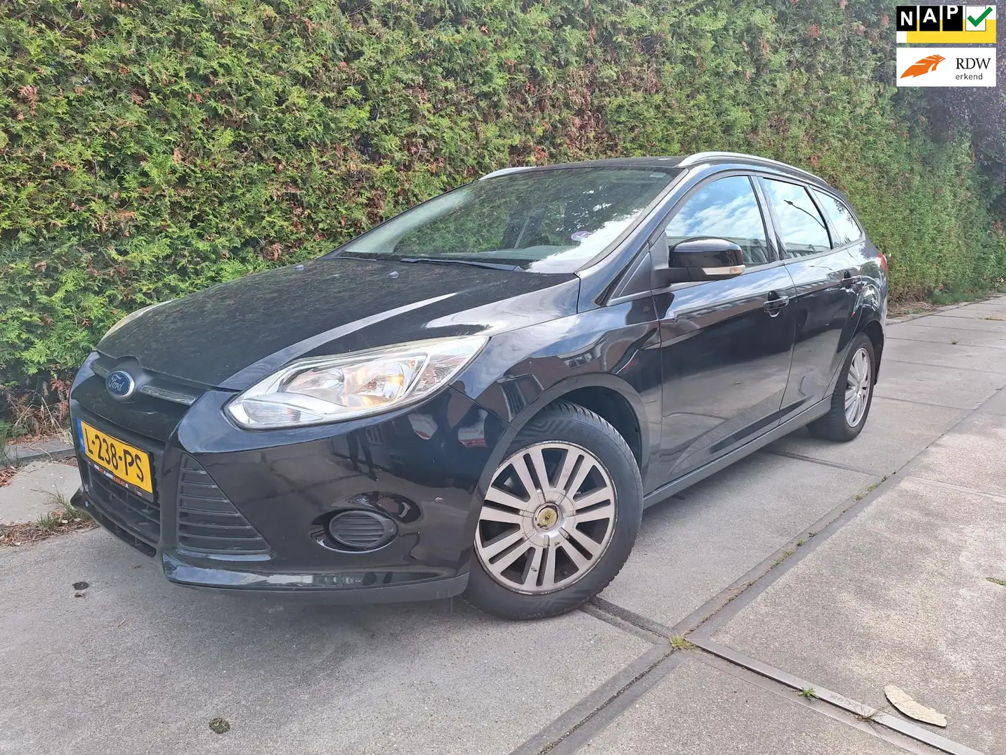 Ford Focus Wagon 1.0 EcoBoost Trend Zwart - 1