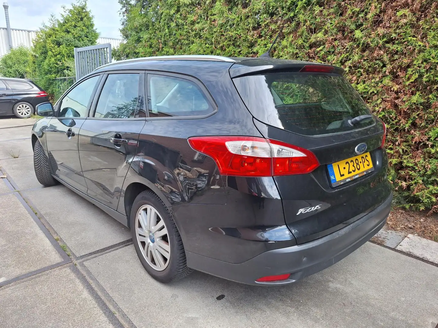 Ford Focus Wagon 1.0 EcoBoost Trend Zwart - 2