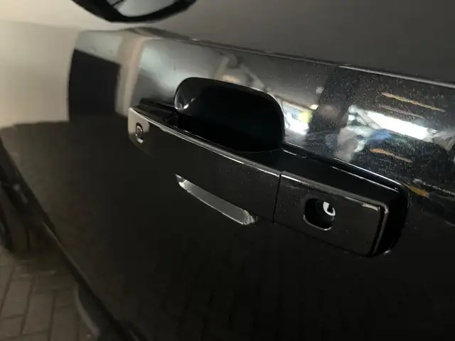 Land Rover Defender view 16