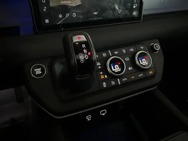 Land Rover Defender view 19