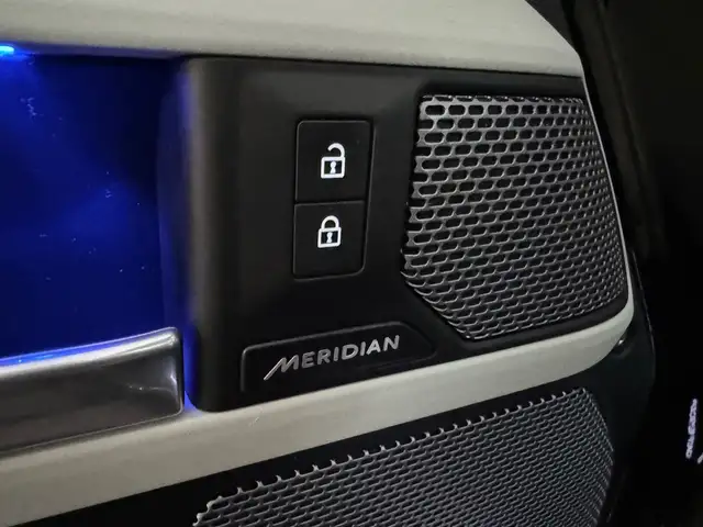 Land Rover Defender view 17