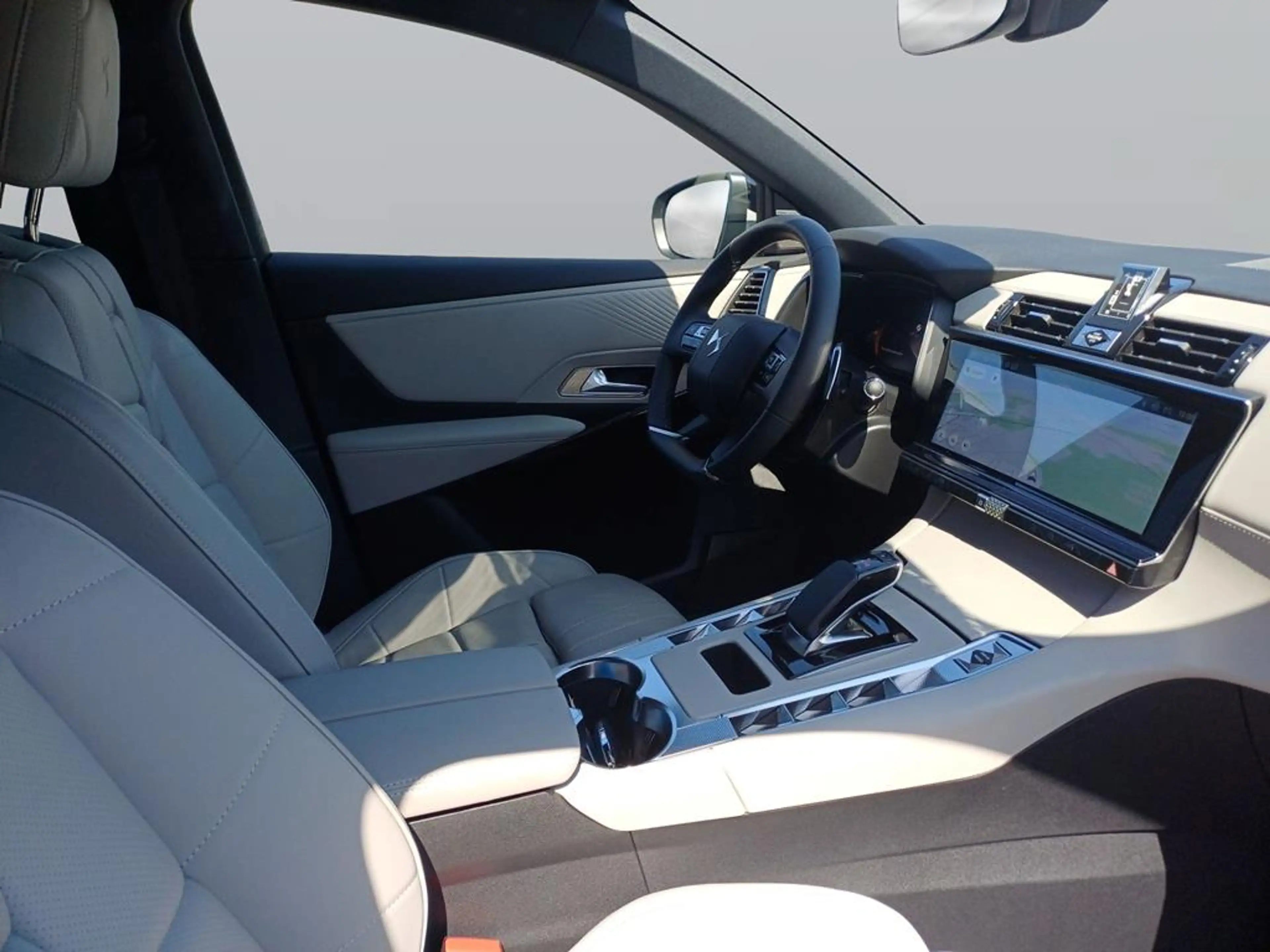 DS Automobiles DS 7 Etoile Plug-In Hybrid 225 — photo 11
