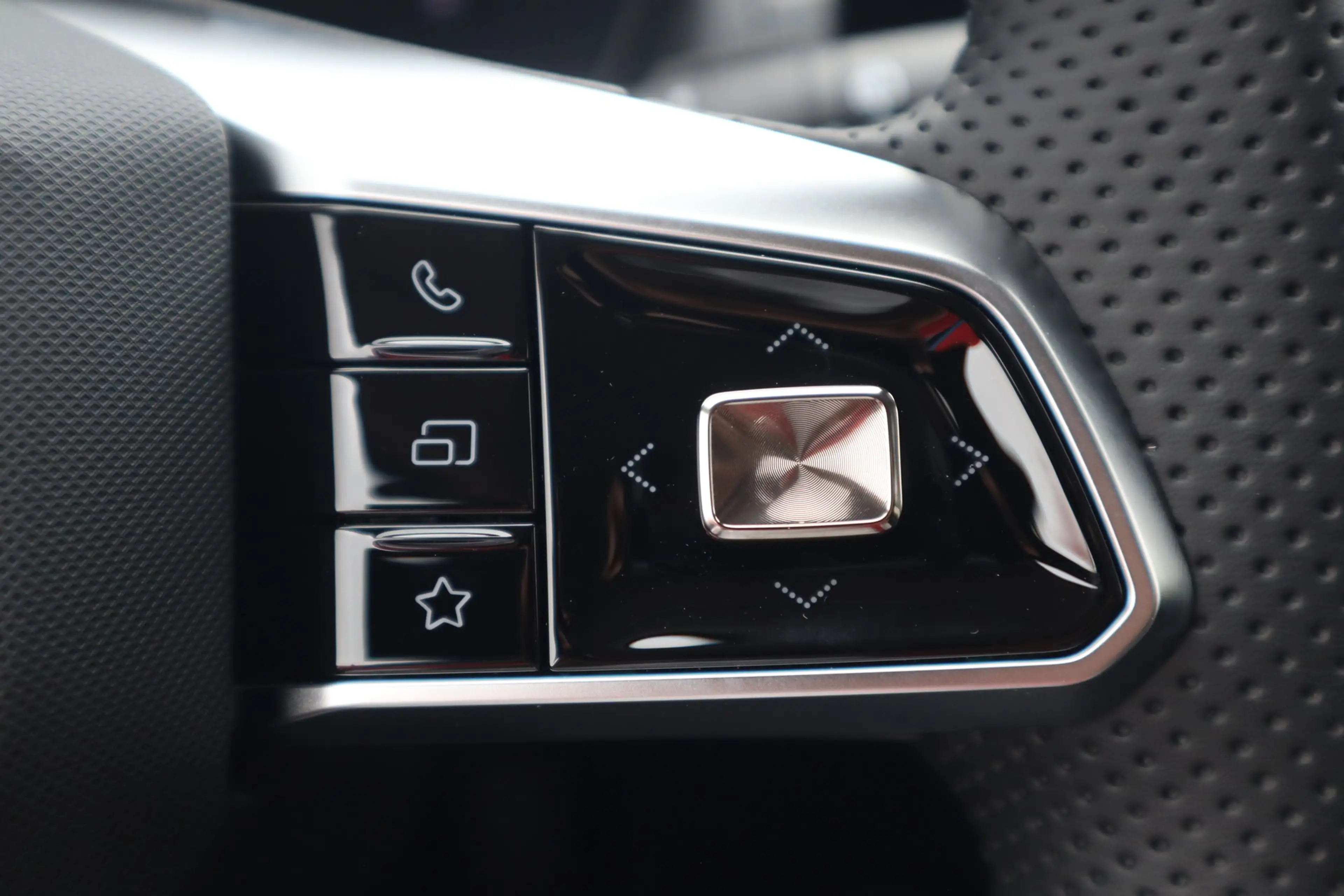 MG ZS 1.5 Hybrid Luxury Aut. LED ACC Navi 360° — photo 15