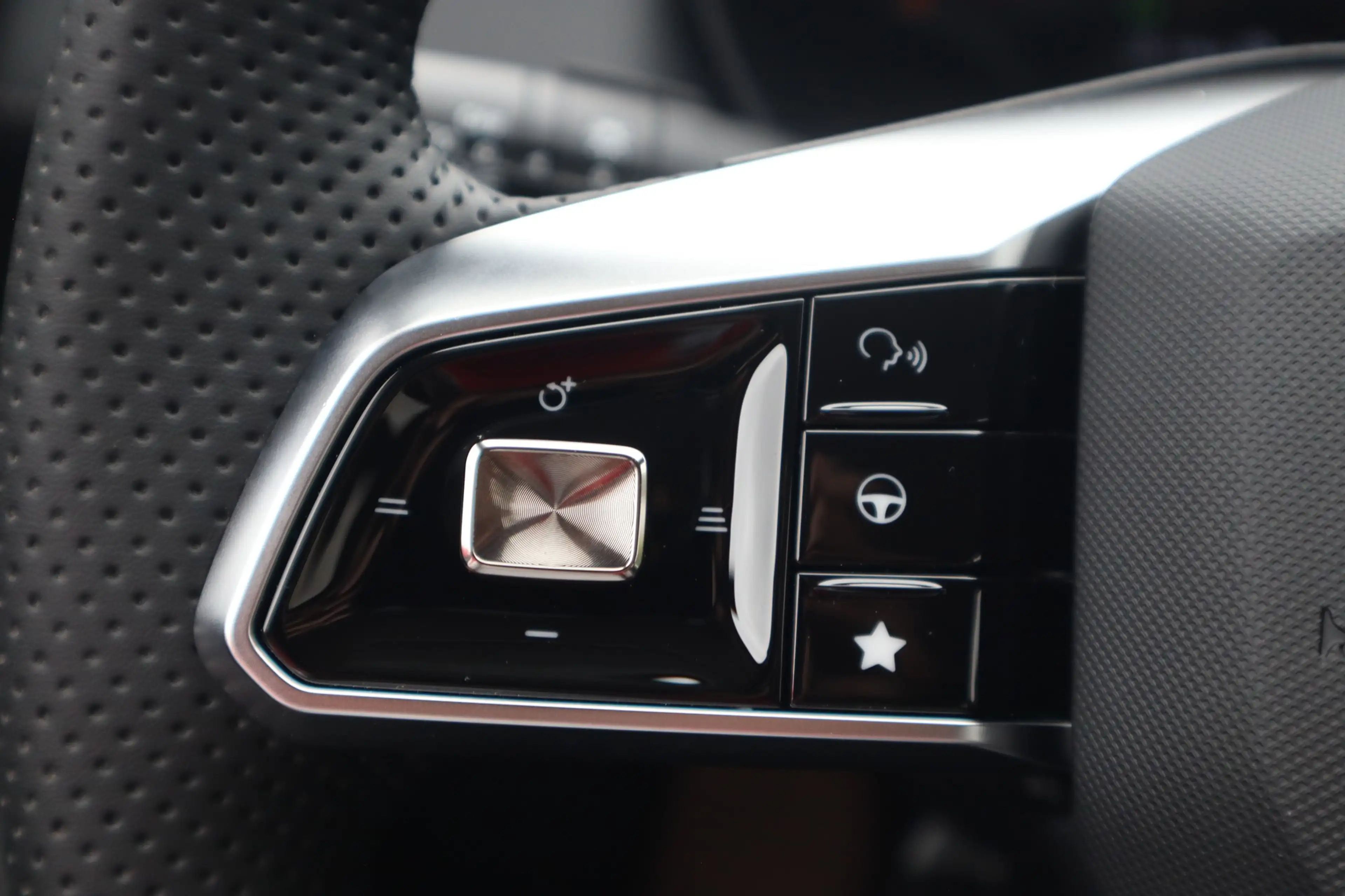 MG ZS 1.5 Hybrid Luxury Aut. LED ACC Navi 360° — photo 14